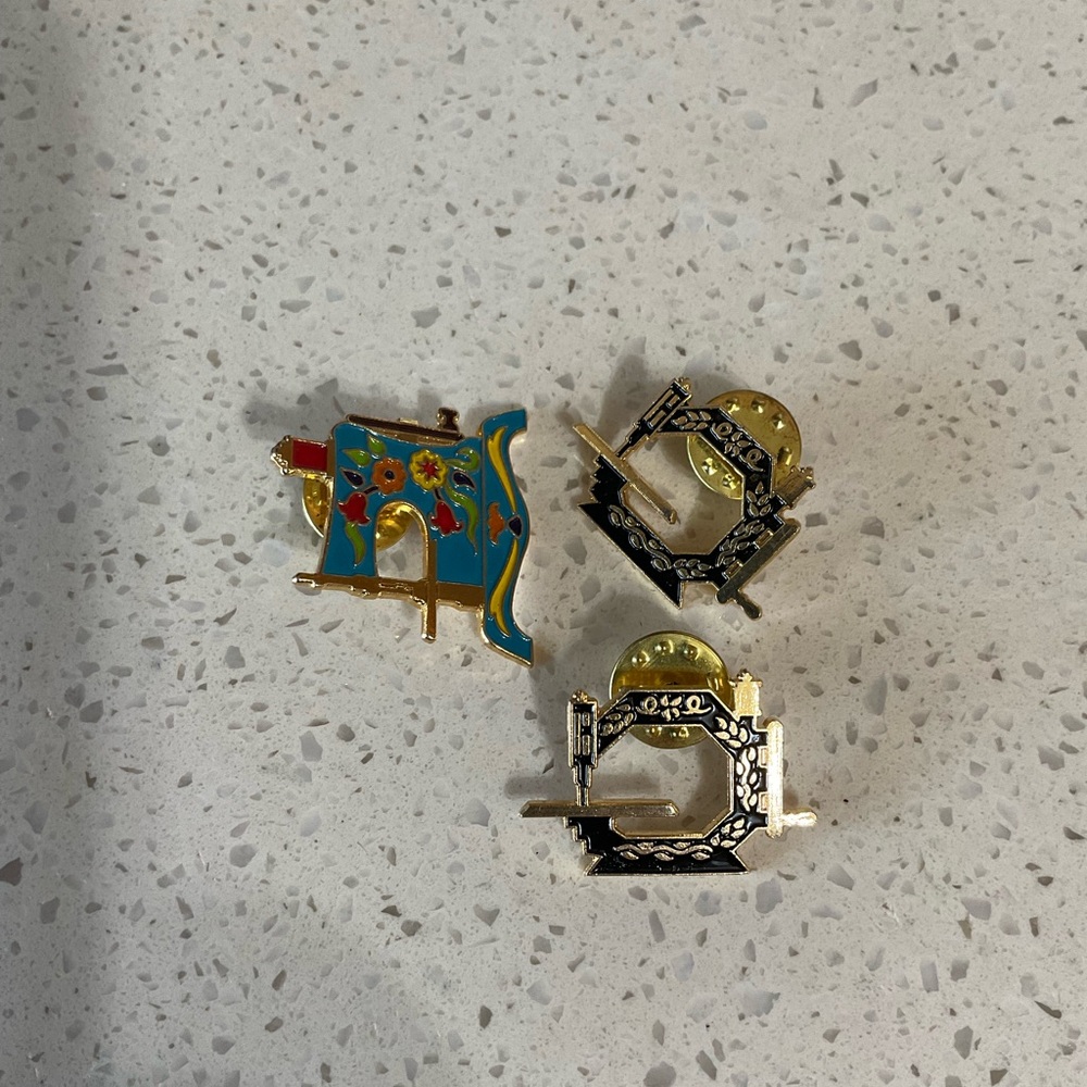 Vintage Sewing Machine Brooch Set